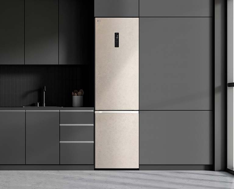  Сучасна кухня з холодильником, який ідеально вписується в кухонні шафи, нагадуючи вбудовану модель.