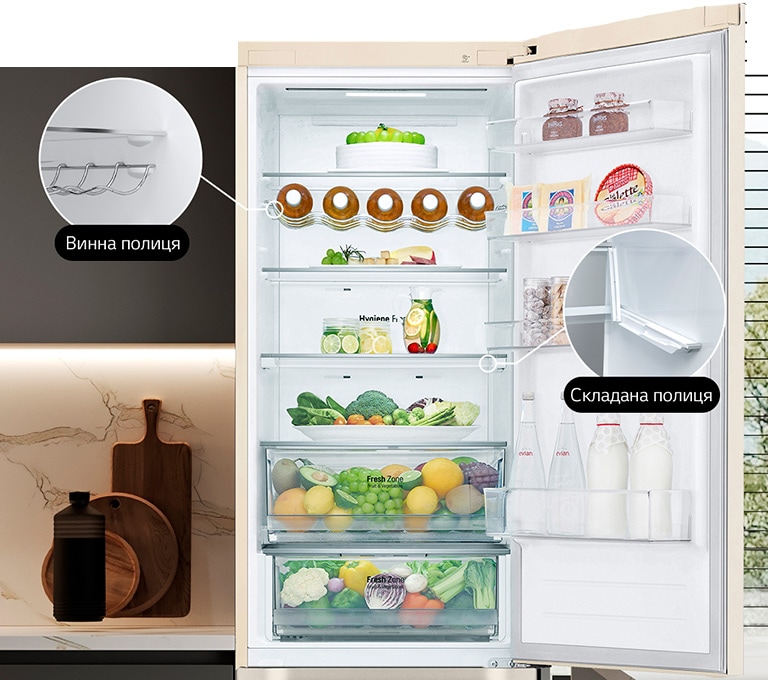  В холодильнику, який наповнений свіжими продуктами, відкриті дверцята, та демонструється наявність винної та складаної полиць.