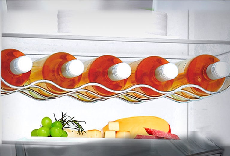 На першому плані винна полиця з 5 пляшками, що дозволяє ефективно використовувати простір.