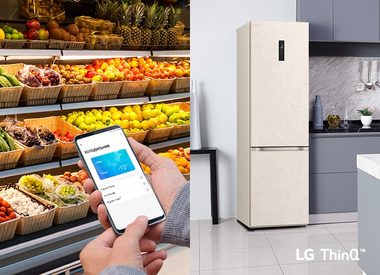 Зображено справа на передньому плану руку, що тримає смартфон, на якому видно інтерфейс моніторингу енергоспоживання в застосунку ThinQ. Позаду зображено інтер'єр кухні з холодильником ліворуч з підсвіченим віконцем InstaView Door-in-Door.