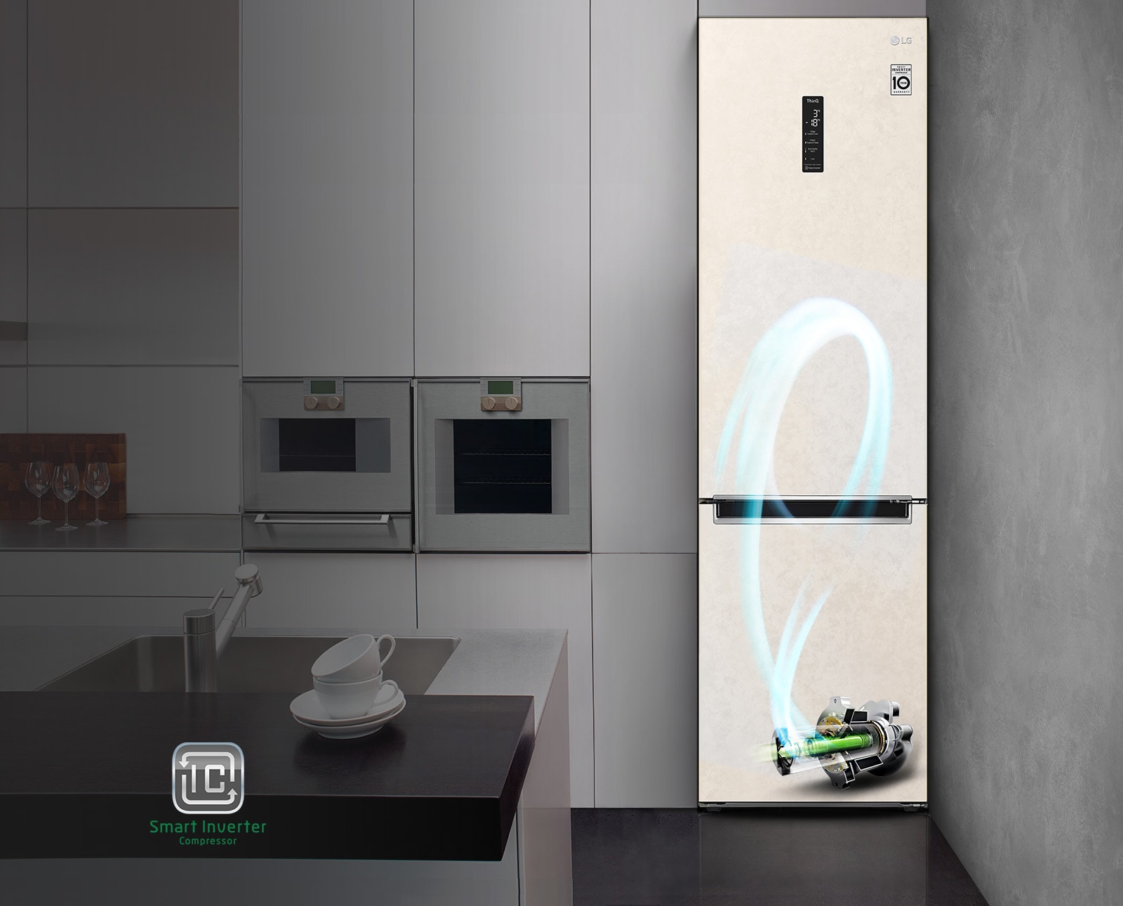 Показано холодильник, який гарно вписується в інтер'єр кухні, на ньому  підсвічено синім кольором схематичний прохід холодоагента від компресора, розміщеного внизу праворуч. Логотип Smart Inverter розміщений знизу ліворуч.