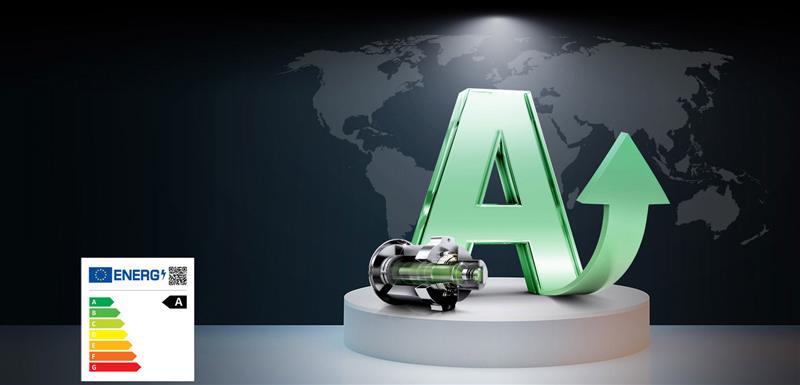 На задньому плані — чорно-сіра карта світу. На сцені на передньому плані стоїть велика зелена літера А. Поряд з літерою A стоїть інверторний компресор LG. Гістограма внизу ліворуч із пелюстком ENERGY має стрілку, яка вказує на найвищий зелений рівень.