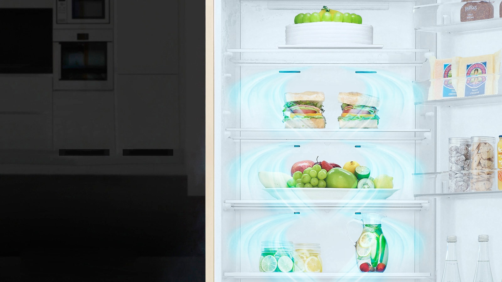 Показано відкритий холодильник, циркуляція блакитного повітря, яке розповсюджується по холодильнику і обдуває продукти в холодильнику.