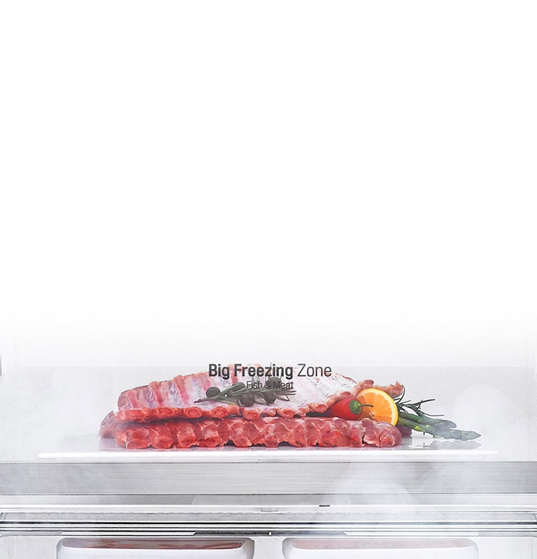 Крупним планом зображено відсік Big Freezing Zone, в якому лежить свіжий шматок червоного м'яса.