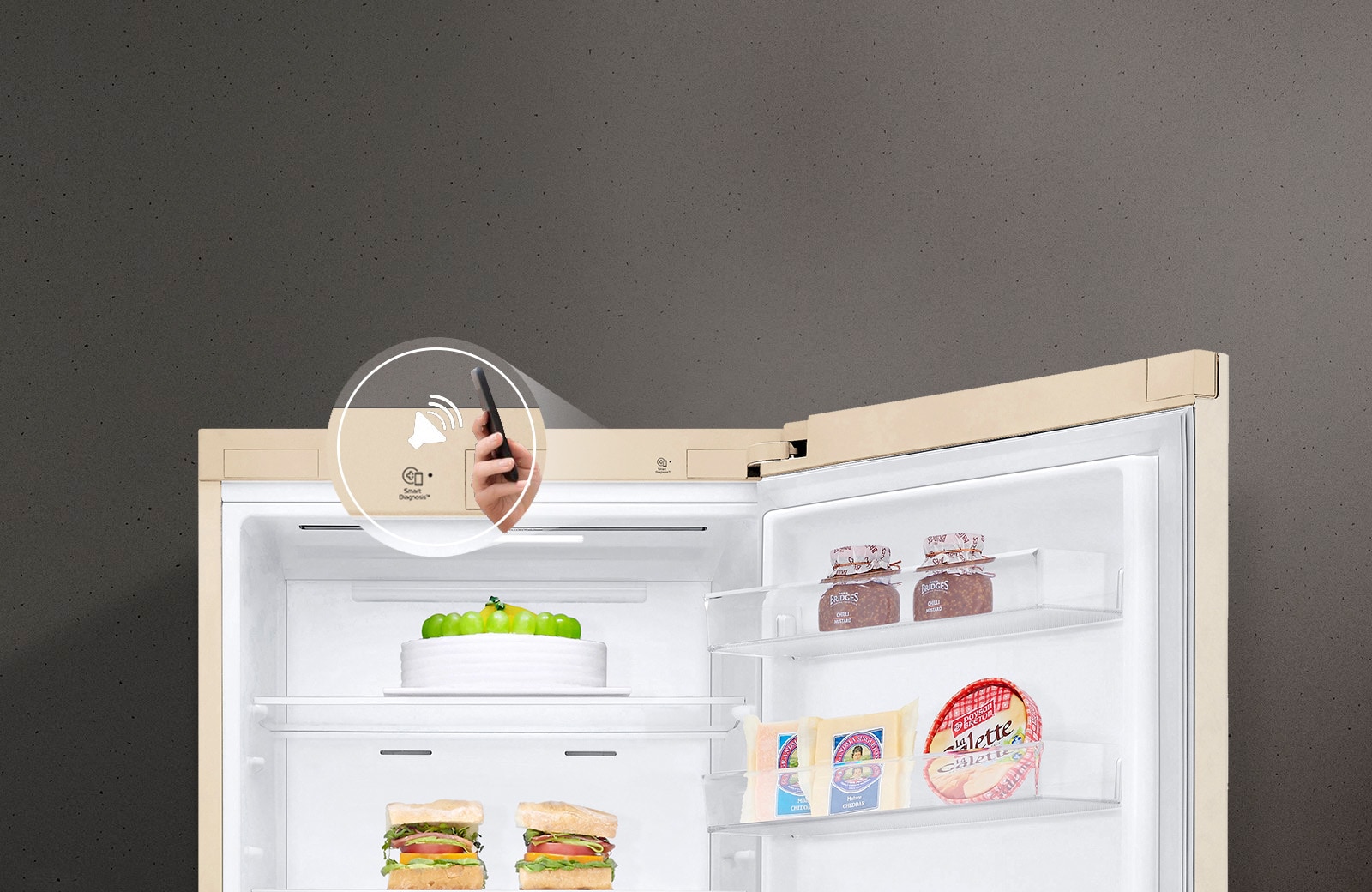 На зображенні видно, що дверцята холодильника залишили відкритими. На  передньому плані зображено руку, що тримає смартфон, на холодильнику в кружечку видно логотип Smart Diagnosis.