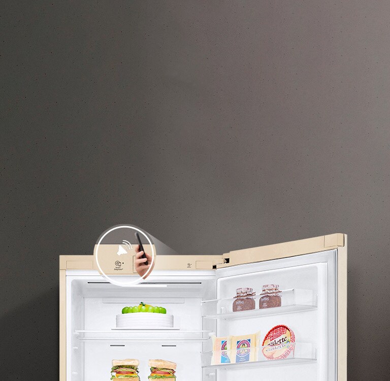 На зображенні видно, що дверцята холодильника залишили відкритими. На  передньому плані зображено руку, що тримає смартфон, на холодильнику в кружечку видно логотип Smart Diagnosis.