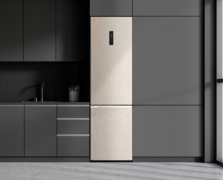  Сучасна кухня з холодильником, який ідеально вписується в кухонні шафи, нагадуючи вбудовану модель.