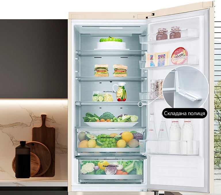  В холодильнику, який наповнений свіжими продуктами, відкриті дверцята, та демонструється наявність винної та складаної полиць.