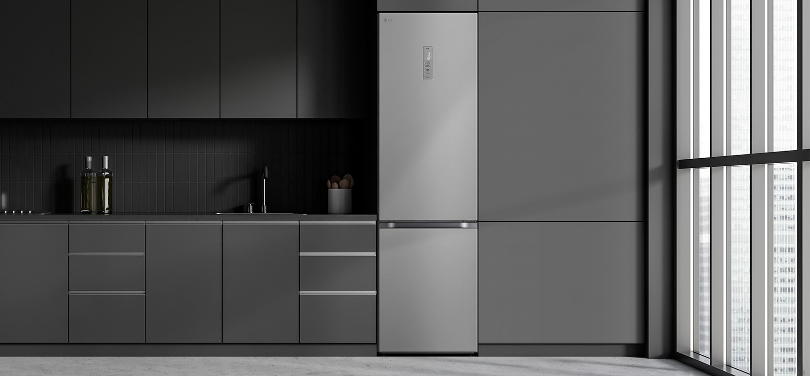  Сучасна кухня з холодильником, який ідеально вписується в кухонні шафи, нагадуючи вбудовану модель.