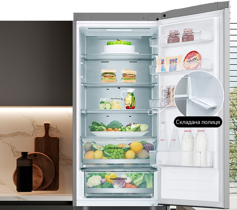  В холодильнику, який наповнений свіжими продуктами, відкриті дверцята, та демонструється наявність винної та складаної полиць.