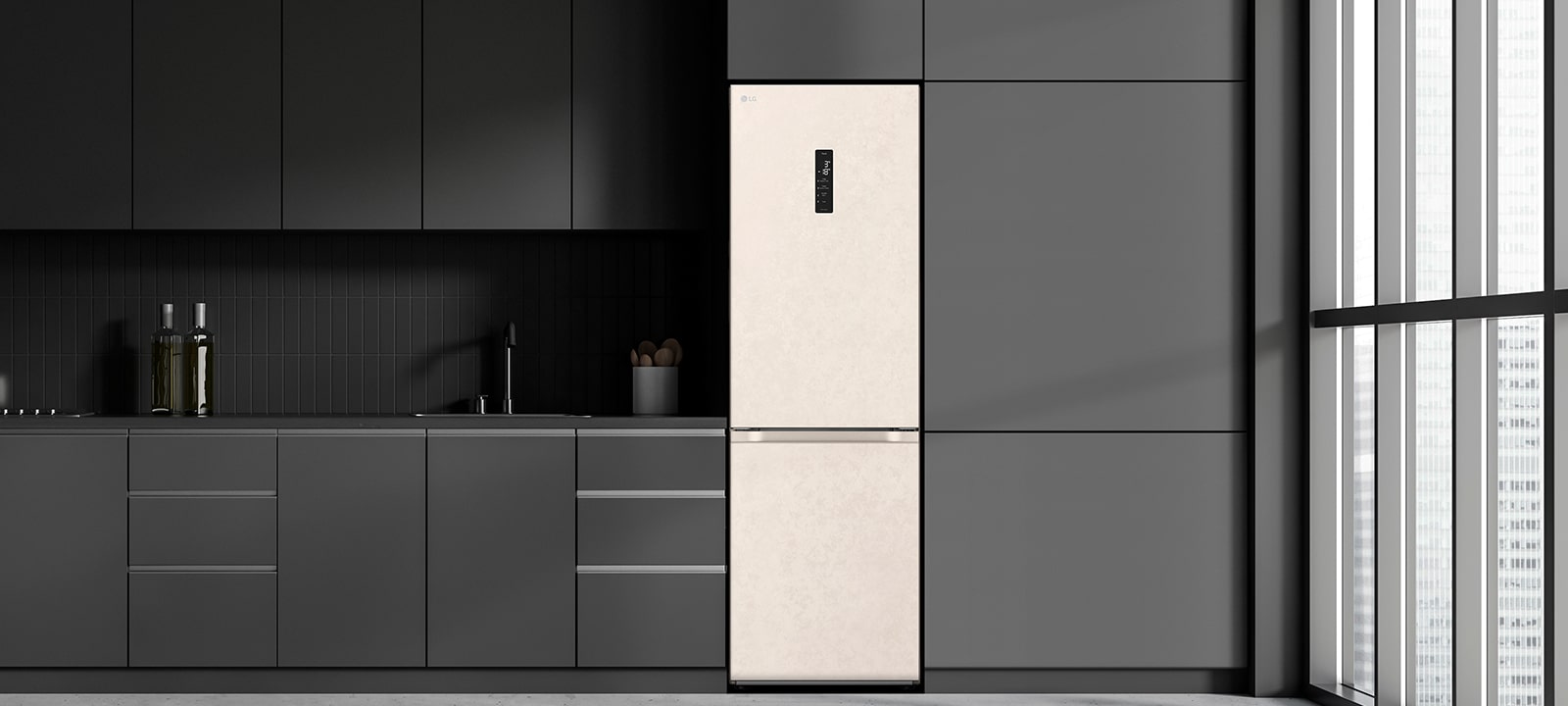  Сучасна кухня з холодильником, який ідеально вписується в кухонні шафи, нагадуючи вбудовану модель.