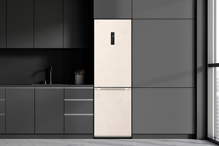  Сучасна кухня з холодильником, який ідеально вписується в кухонні шафи, нагадуючи вбудовану модель.