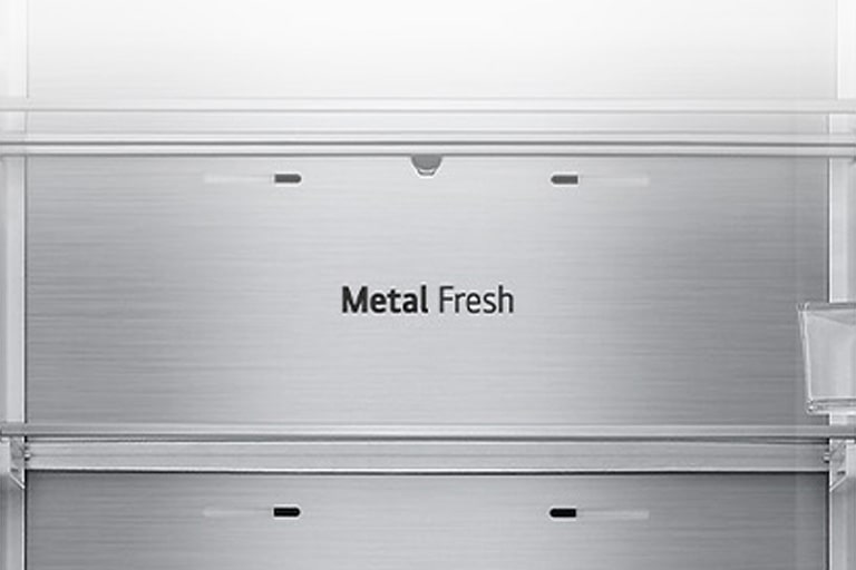 Крупний план напису Metal Fresh усередині холодильника.