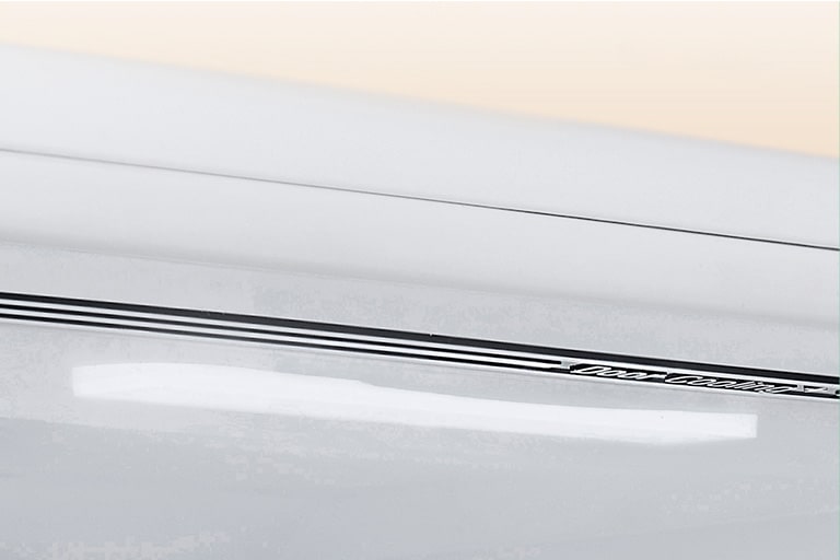 Показано крупним планом м'яке світлодіодне освітлення, яке ефективно розподіляє світло по всьому холодильнику та робить його приємним для очей.