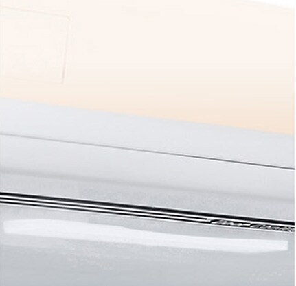 Показано крупним планом м'яке світлодіодне освітлення, яке ефективно розподіляє світло по всьому холодильнику та робить його приємним для очей.