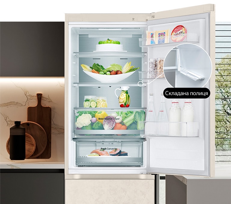  В холодильнику, який наповнений свіжими продуктами, відкриті дверцята, та демонструється наявність винної та складаної полиць.