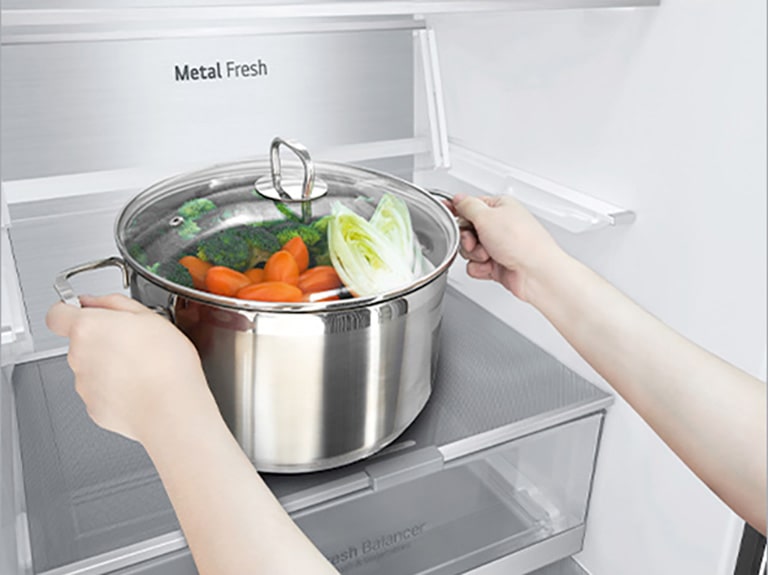 Складана полиця з регульованим простором для пляшок і каструль, що збільшує простір для зберігання.