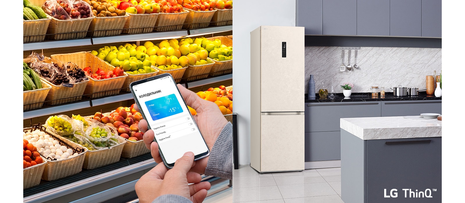 Зображено справа на передньому плану руку, що тримає смартфон, на якому видно інтерфейс моніторингу енергоспоживання в застосунку ThinQ. Позаду зображено інтер'єр кухні з холодильником ліворуч з підсвіченим віконцем InstaView Door-in-Door.