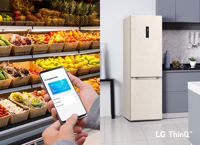 Зображено справа на передньому плану руку, що тримає смартфон, на якому видно інтерфейс моніторингу енергоспоживання в застосунку ThinQ. Позаду зображено інтер'єр кухні з холодильником ліворуч з підсвіченим віконцем InstaView Door-in-Door.