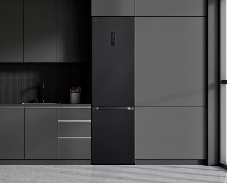  Сучасна кухня з холодильником, який ідеально вписується в кухонні шафи, нагадуючи вбудовану модель.