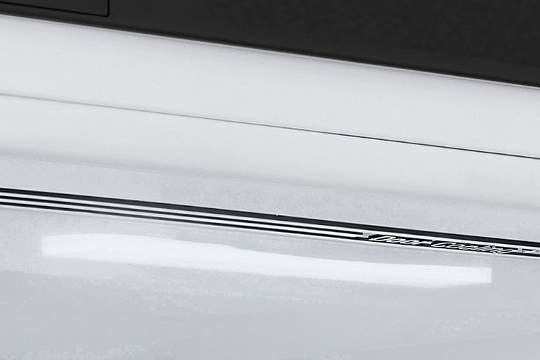 Показано крупним планом м'яке світлодіодне освітлення, яке ефективно розподіляє світло по всьому холодильнику та робить його приємним для очей.