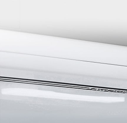 Показано крупним планом м'яке світлодіодне освітлення, яке ефективно розподіляє світло по всьому холодильнику та робить його приємним для очей.