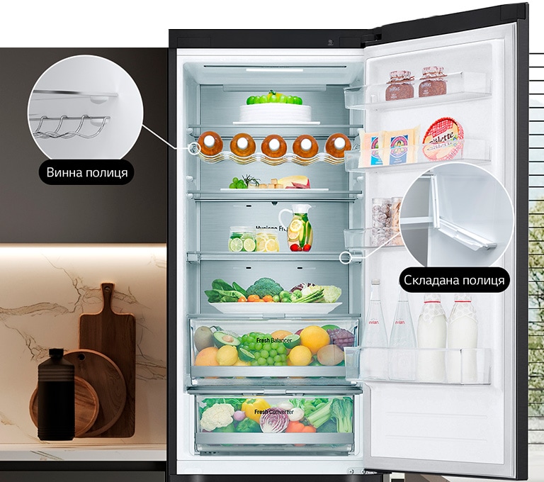 В холодильнику, який наповнений свіжими продуктами, відкриті дверцята, та демонструється наявність винної та складаної полиць.