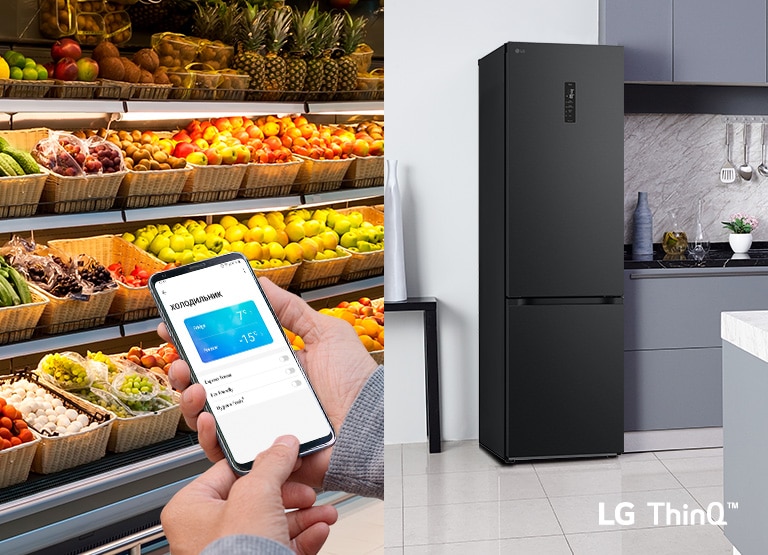 Зображено справа на передньому плану руку, що тримає смартфон, на якому видно інтерфейс моніторингу енергоспоживання в застосунку ThinQ. Позаду зображено інтер'єр кухні з холодильником ліворуч з підсвіченим віконцем InstaView Door-in-Door.