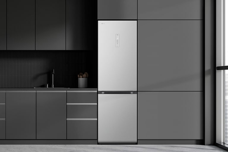  Сучасна кухня з холодильником, який ідеально вписується в кухонні шафи, нагадуючи вбудовану модель.