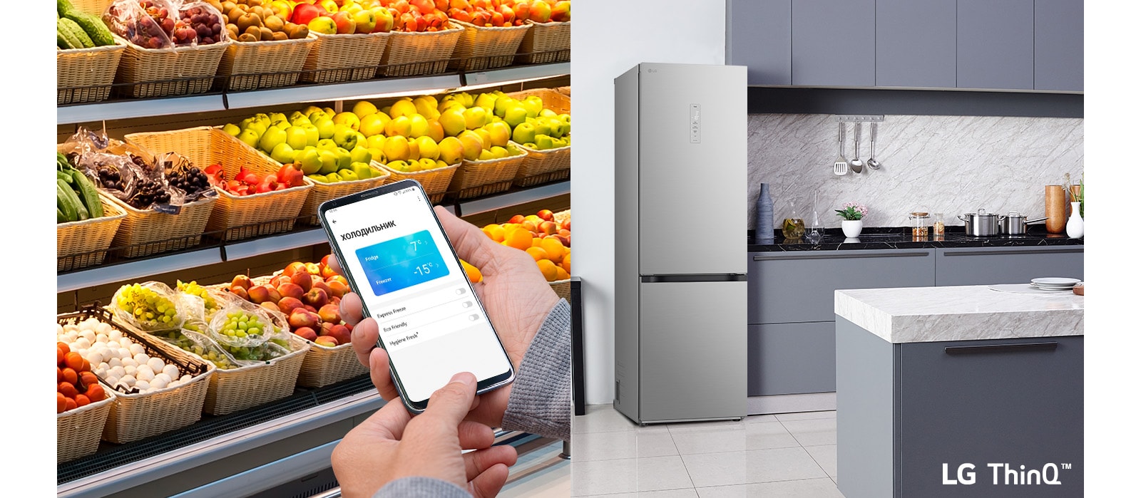 Зображено справа на передньому плану руку, що тримає смартфон, на якому видно інтерфейс моніторингу енергоспоживання в застосунку ThinQ. Позаду зображено інтер'єр кухні з холодильником ліворуч з підсвіченим віконцем InstaView Door-in-Door.