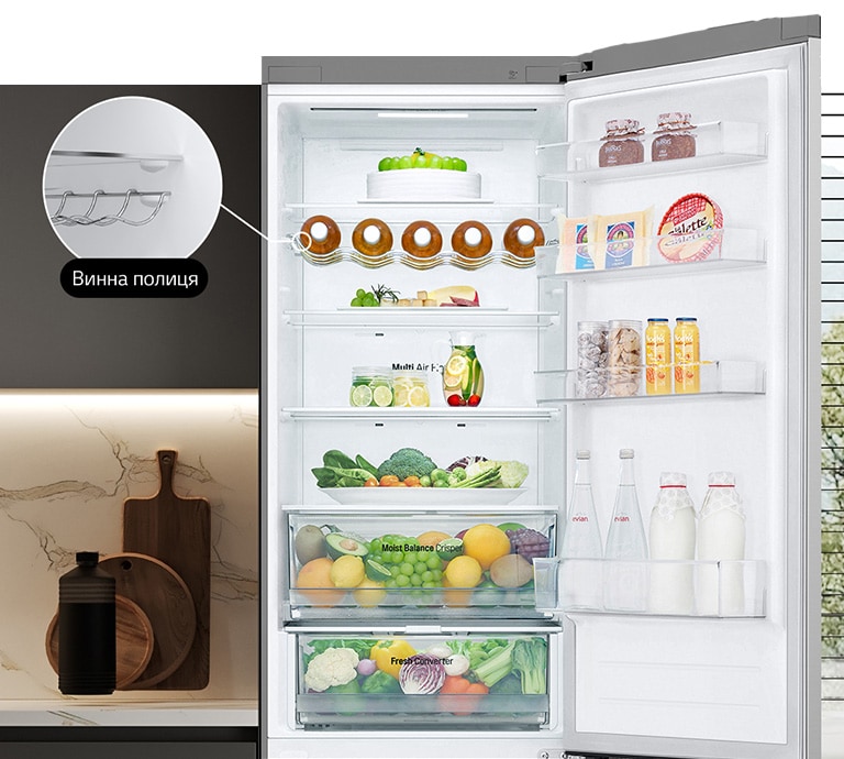 " В холодильнику, який наповнений свіжими продуктами, відкриті дверцята, та демонструється наявність винної полиці."
