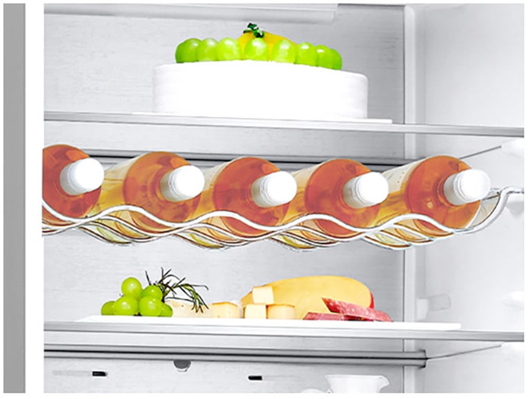 " На першому плані винна полиця з 5 пляшками, що дозволяє ефективно використовувати простір."