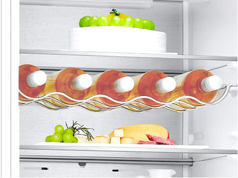 " На першому плані винна полиця з 5 пляшками, що дозволяє ефективно використовувати простір."