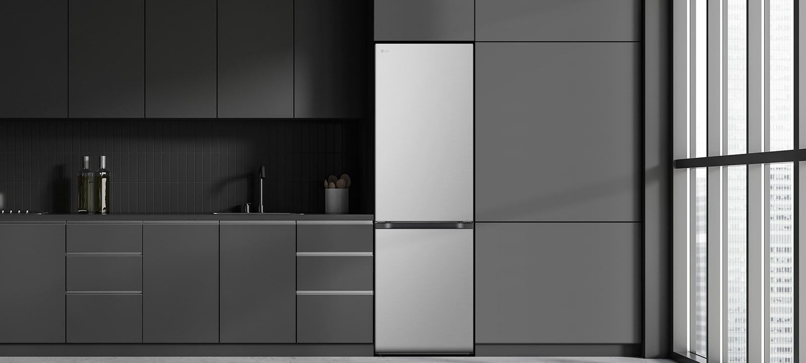  Сучасна кухня з холодильником, який ідеально вписується в кухонні шафи, нагадуючи вбудовану модель.