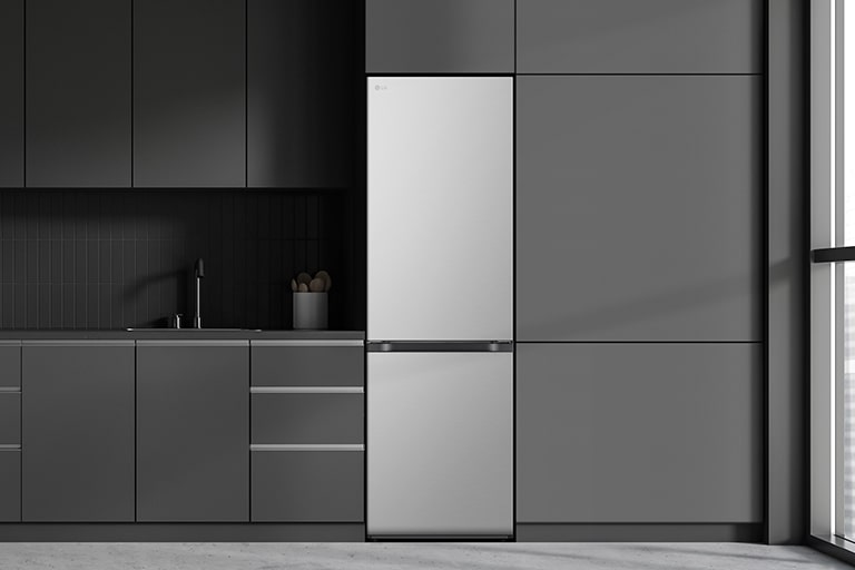  Сучасна кухня з холодильником, який ідеально вписується в кухонні шафи, нагадуючи вбудовану модель.