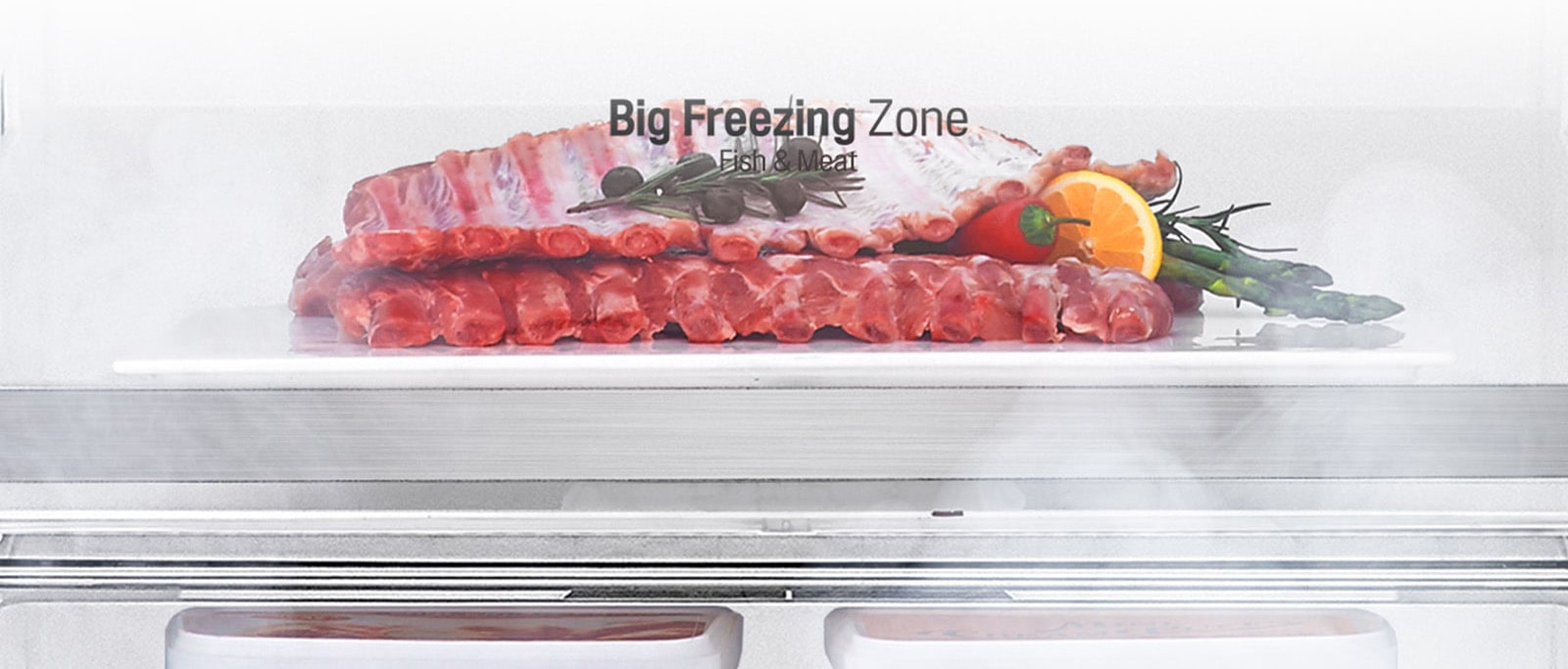 В морозильнику, який наповнений свіжим м'ясом, демонструється багато простору для зберігання продуктів.