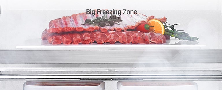 В морозильнику, який наповнений свіжим м'ясом, демонструється багато простору для зберігання продуктів.