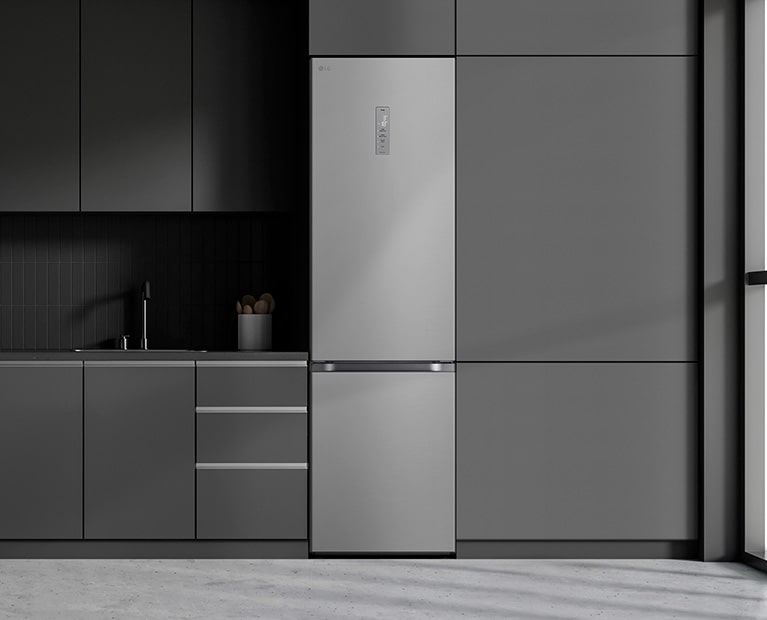 Сучасна кухня з холодильником, який ідеально вписується в кухонні шафи, нагадуючи вбудовану модель."