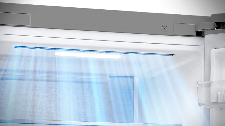 " Збільшене зображення вентиляційних отворів, розташованих у передній частині холодильника, що забезпечує ефективне та рівномірне охолодження."