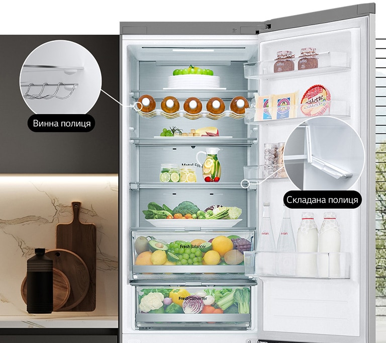 " В холодильнику, який наповнений свіжими продуктами, відкриті дверцята, та демонструється наявність винної полиці."