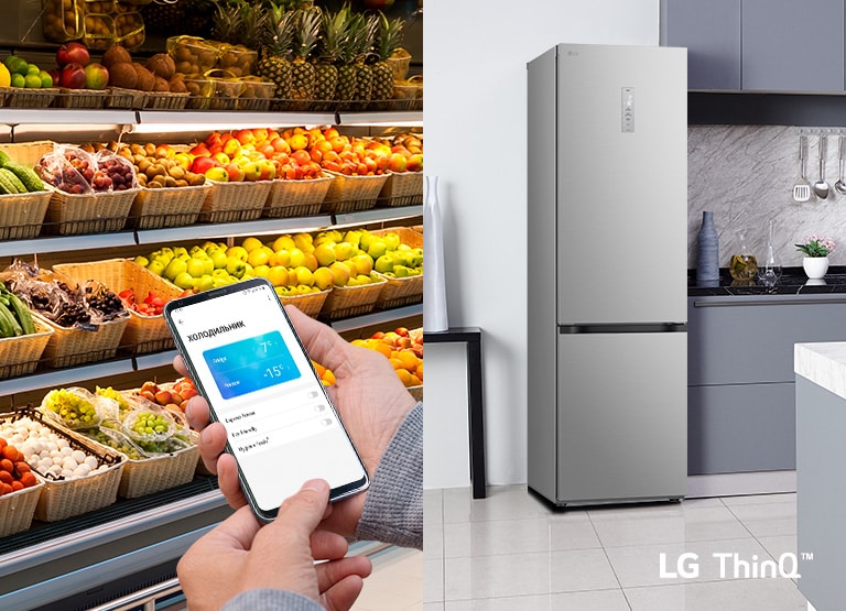 Зображено справа на передньому плану руку, що тримає смартфон, на якому видно інтерфейс моніторингу енергоспоживання в застосунку ThinQ. Позаду зображено інтер'єр кухні з холодильником ліворуч з підсвіченим віконцем InstaView Door-in-Door.