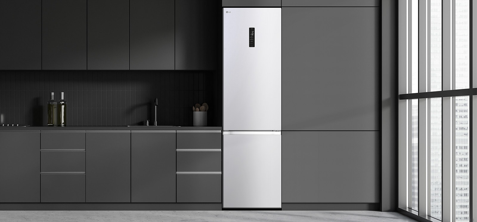 Сучасна кухня з холодильником, який ідеально вписується в кухонні шафи, нагадуючи вбудовану модель.