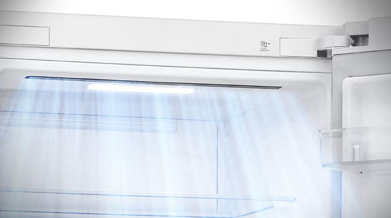 " Збільшене зображення вентиляційних отворів, розташованих у передній частині холодильника, що забезпечує ефективне та рівномірне охолодження."