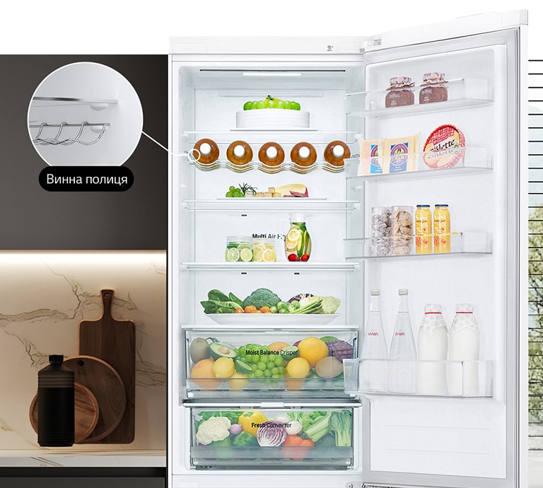" В холодильнику, який наповнений свіжими продуктами, відкриті дверцята, та демонструється наявність винної полиці."