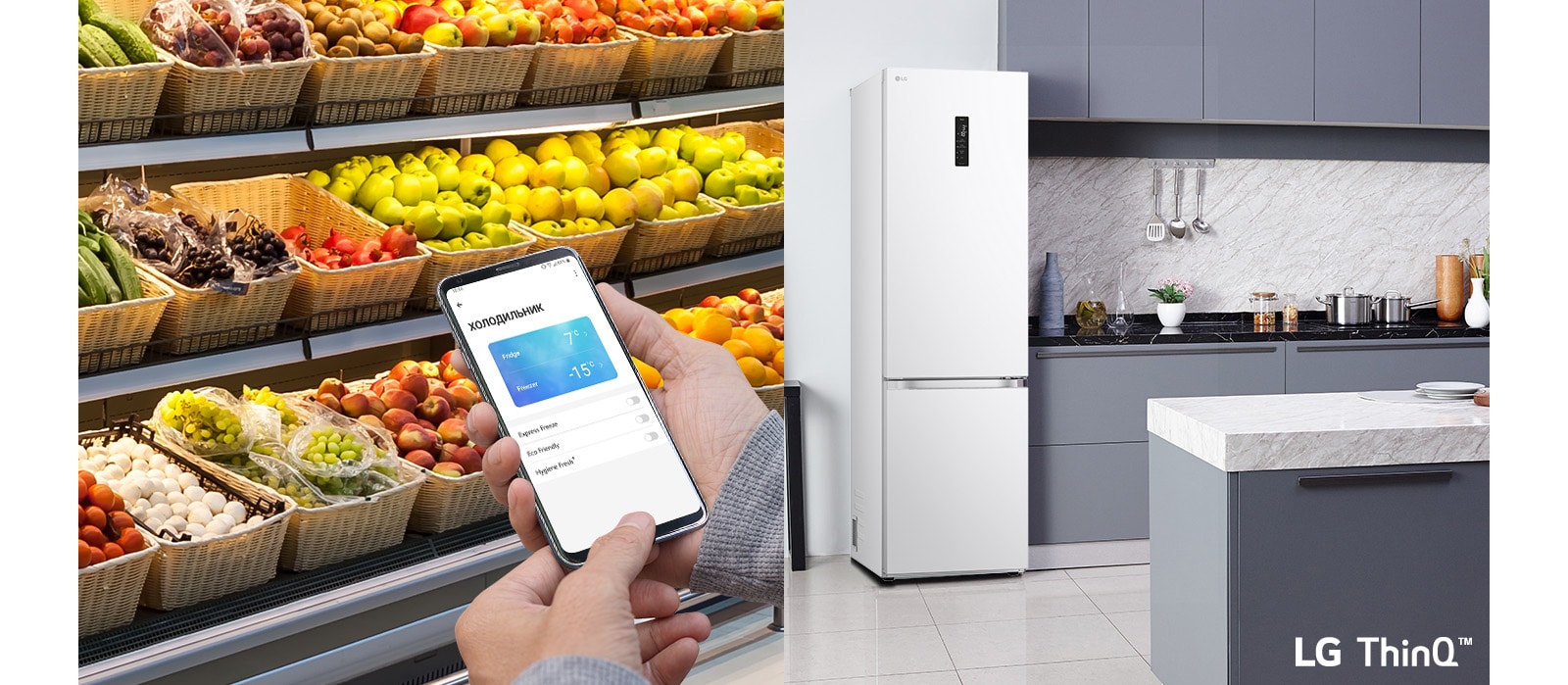 Зображено справа на передньому плану руку, що тримає смартфон, на якому видно інтерфейс моніторингу енергоспоживання в застосунку ThinQ. Позаду зображено інтер'єр кухні з холодильником ліворуч з підсвіченим віконцем InstaView Door-in-Door.