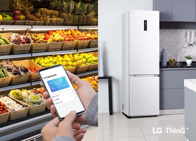 Зображено справа на передньому плану руку, що тримає смартфон, на якому видно інтерфейс моніторингу енергоспоживання в застосунку ThinQ. Позаду зображено інтер'єр кухні з холодильником ліворуч з підсвіченим віконцем InstaView Door-in-Door.