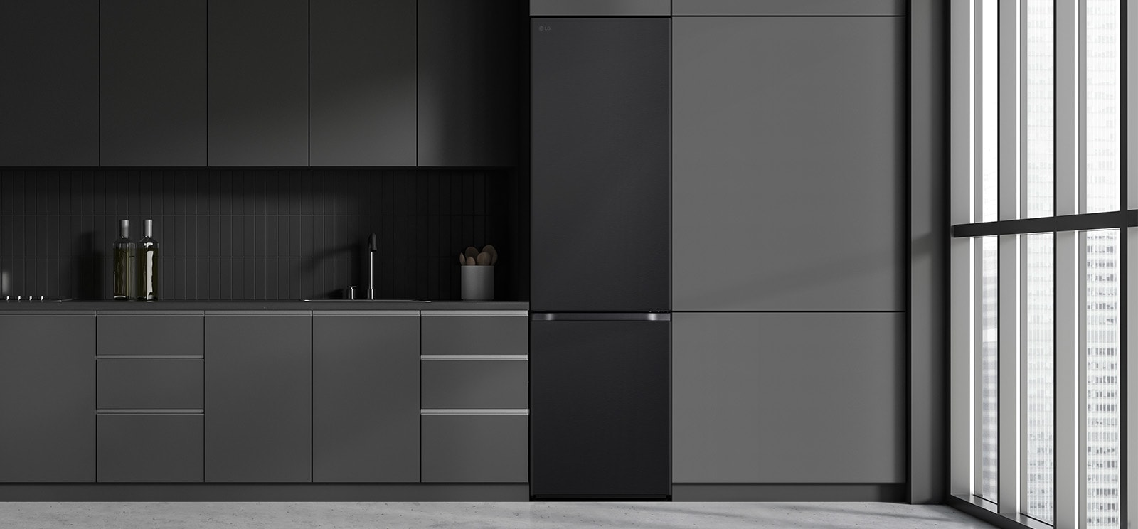 Сучасна кухня з холодильником, який ідеально вписується в кухонні шафи, нагадуючи вбудовану модель.