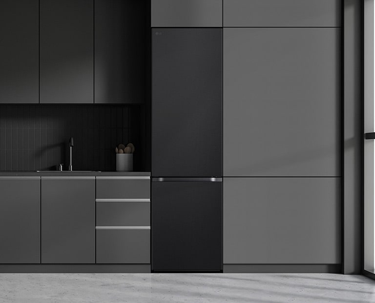 Сучасна кухня з холодильником, який ідеально вписується в кухонні шафи, нагадуючи вбудовану модель.