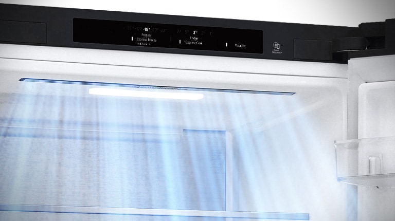 " Збільшене зображення вентиляційних отворів, розташованих у передній частині холодильника, що забезпечує ефективне та рівномірне охолодження."