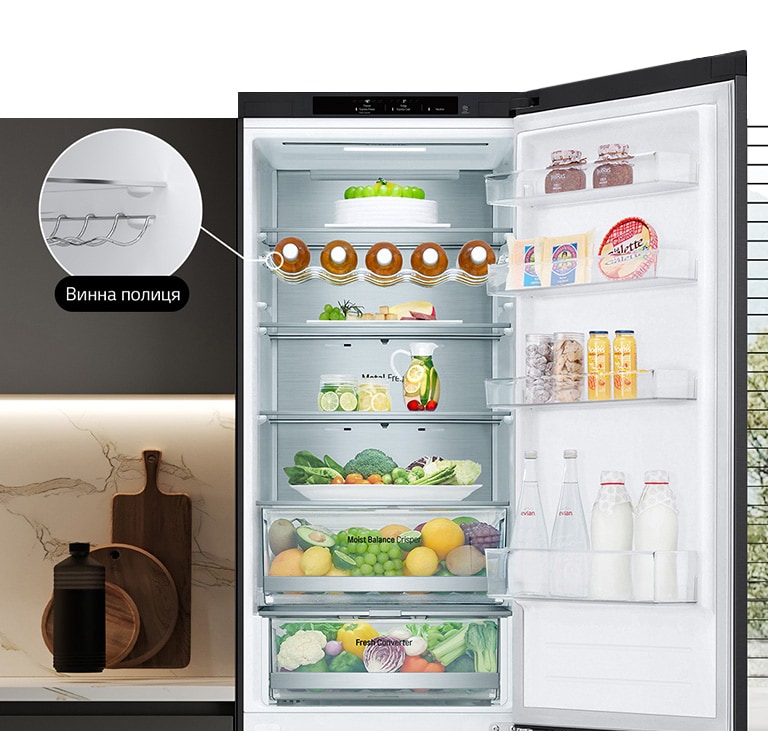 " В холодильнику, який наповнений свіжими продуктами, відкриті дверцята, та демонструється наявність винної полиці."